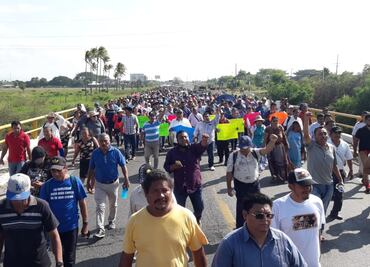 Con marcha, zapotecos exigen "dignidad y reconstrucción" en Oaxaca