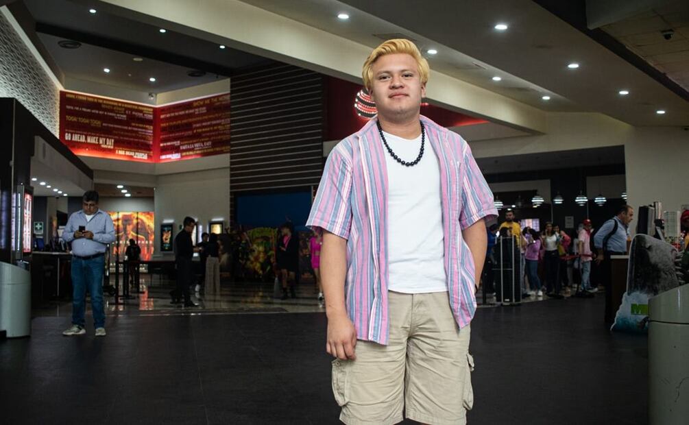 Los jóvenes replicaron no sólo el look de "Ken", el novio de Barbie, sino su tono de cabello.  / Foto: Gabriel Pano, EL UNIVERSAL. 