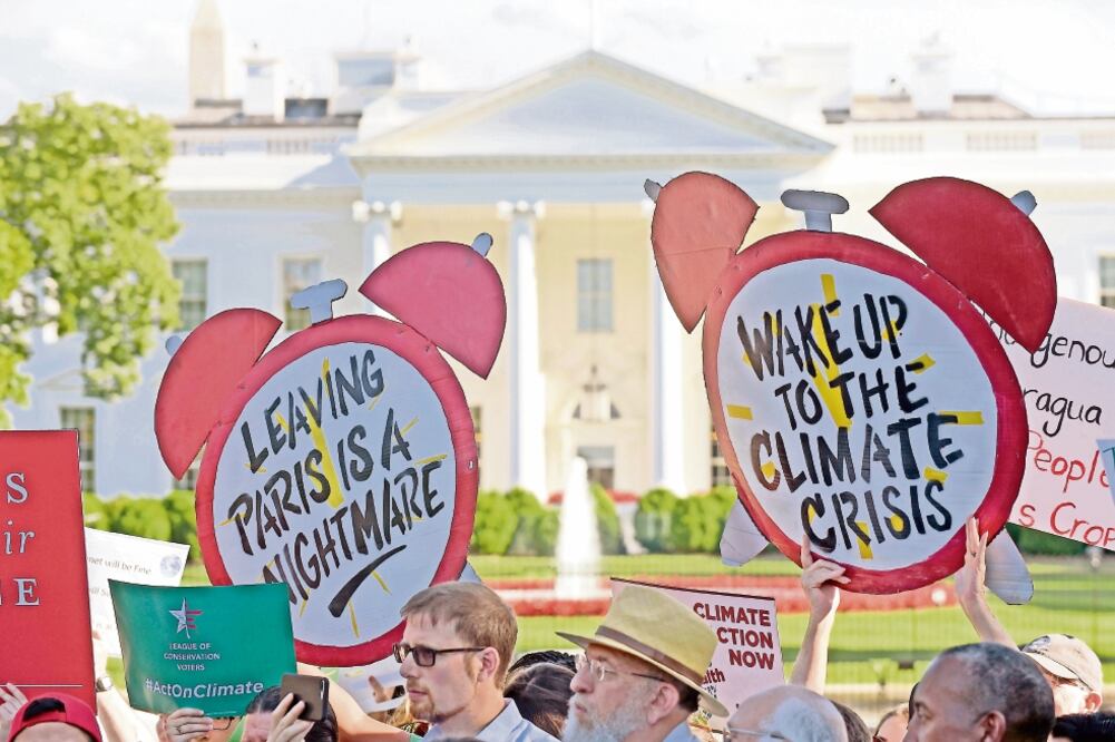 Centenares de personas se concentraron ayer a las puertas de la Casa Blanca para protestar contra la decisión del presidente Donald Trump de retirar a Estado s Unidos del Acuerdo de París (SUSAN WALSH. AP)