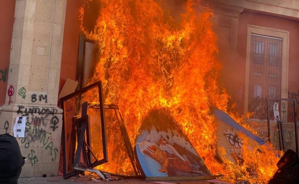 Mujeres le prenden fuego en las puertas de la Presidencia Municipal de León, Guanajuato en la marcha del 8M (08/03/2025). Foto: Xóchitl Álvarez / EL UNIVERSAL