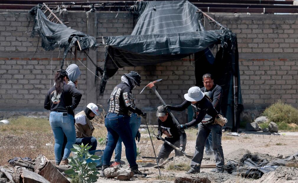 Guerreros Buscadores realizan investigaciones en el Rancho Izaguirre en donde fueron encontrados restos humanos y cientos de pertenencias de personas en Teuchitlán, Jalisco, el 12 de marzo de 2025. Foto: AFP