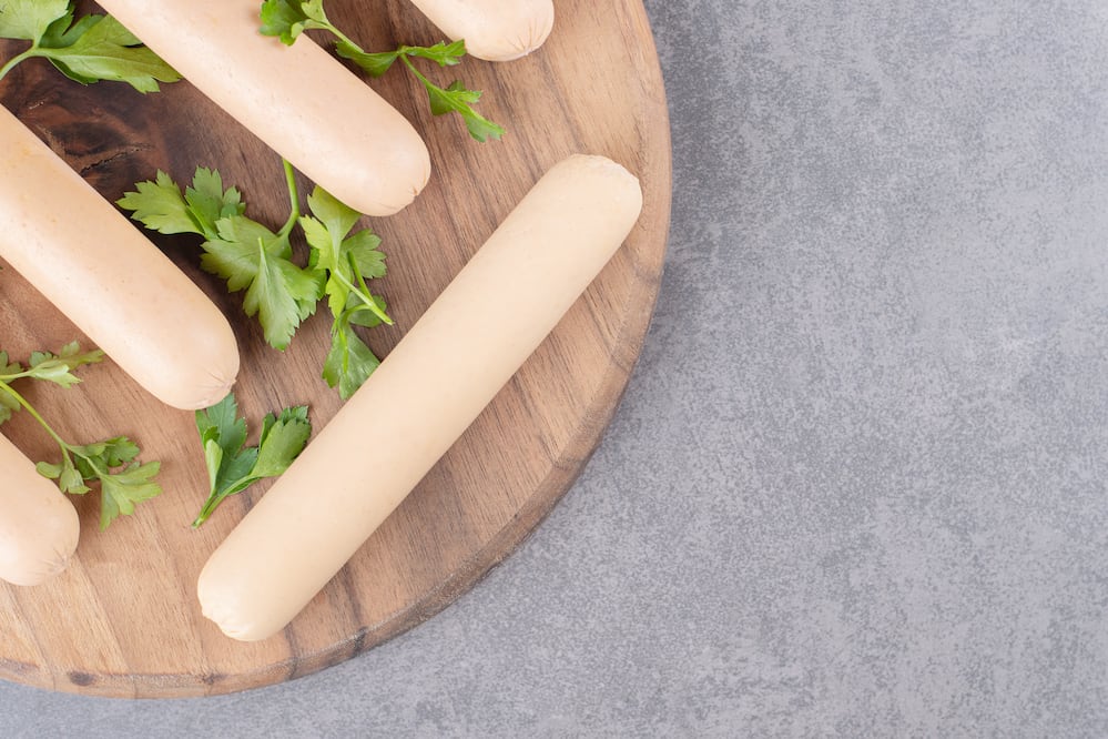 Las salchichas son un producto versátil en la cocina, pero deben consumirse con moderación. Foto: Freepik