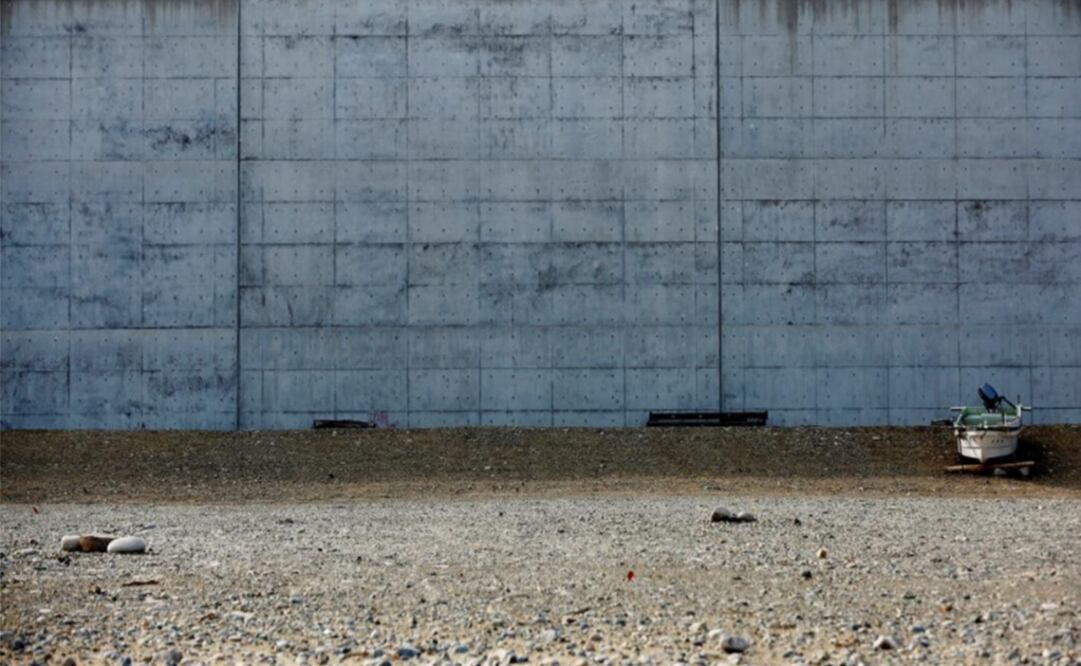 A boat is parked in front of a seawall at Onappe beach n Miyako, Iwate Prefecture, Japan – Photo: Kim Kyung-Hoon/REUTERS