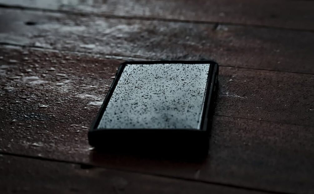 Esta es la lista de acciones que no debes hacer cuando tu celular se ha mojado. Foto: Unsplash