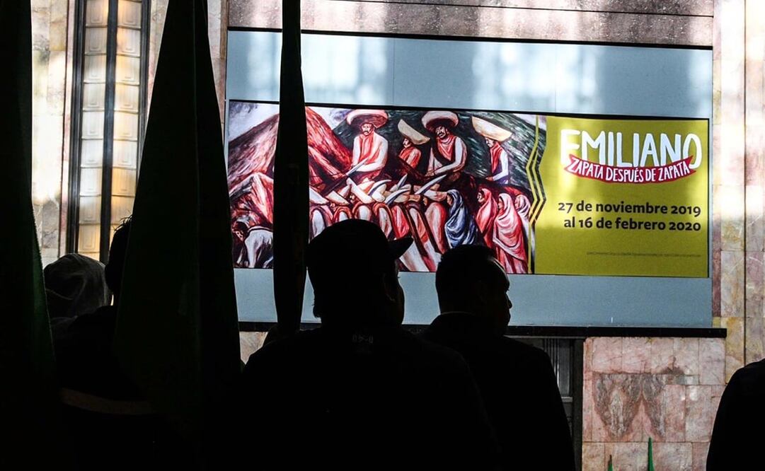Manifestantes contra la obra de Fabián Cháirez frente al cartel de la muestra "Emiliano. Zapata después de Zapata" en Palacio de Bellas Artes. Foto: Armando Martínez/ EL UNIVERSAL
