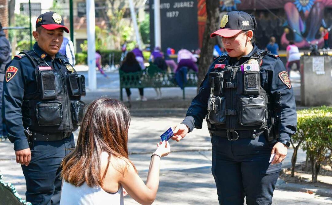 Como parte del Operativo de Vigilancia debido a Semana Santa 2025, agentes policiacos dieron tarjetas de contacto a la ciudadanía. Foto: Especial
