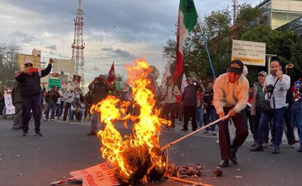 Sindicato Mexicano de Electricistas quema muñeco y fotografías de Felipe Calderón