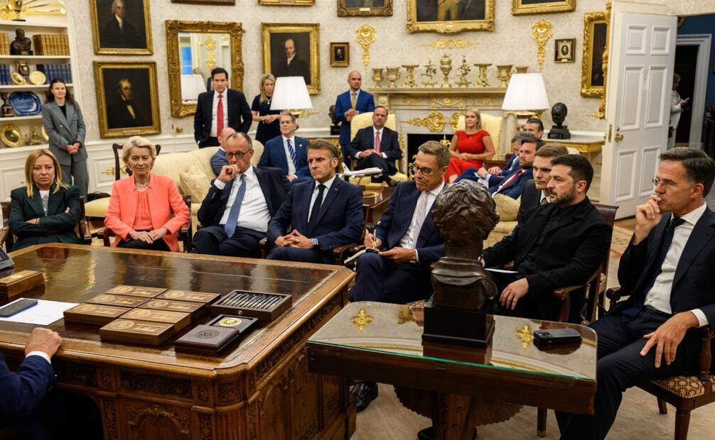 Fotografía tomada de la cuenta oficial de la red social X @WhiteHouse donde se observan desde la izquierda, a la primera ministra italiana, Giorgia Meloni; la presidenta de la Comisón Europea, Ursula Von der Leyen; el canciller de Alemania, Friedrich Merz; el presidente de Francia, Emmanuel Macron; el presidente de Ucrania, Volodímir Zelensky, y el secretario general de la OTAN, Mark Rutte, reunidos con el presidente de Estados Unidos, Donald Trump, este lunes, en el Despacho Oval de la Casa Blanca en Washington. Foto: EFE