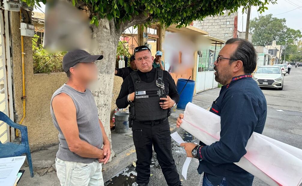 Funcionarios del área de ejecución fiscal llegaron al sitio, explicando al ciudadano la situación sobre el agua potable. Foto: especial