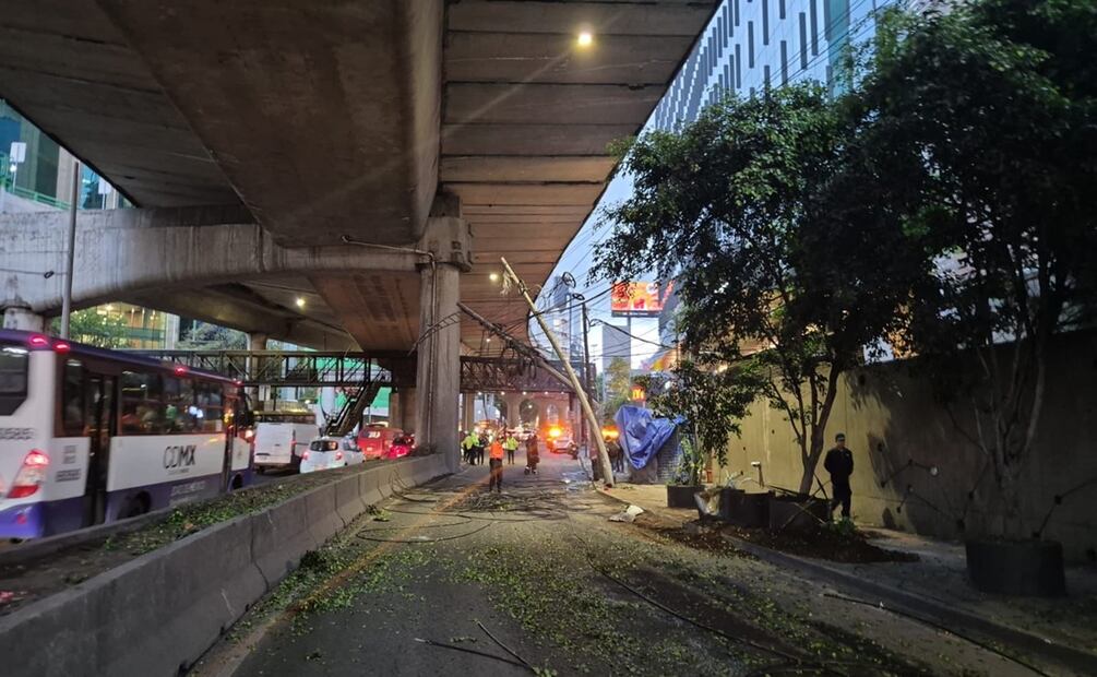 SSC y Protección Civil retiran cableado caído en Av. Periférico tras accidente con camión de carga en Polanco. Foto: Juan Carlos Williams