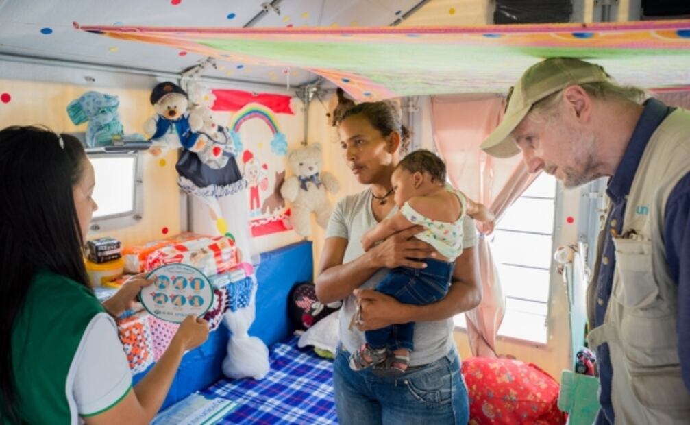 Liam Neeson hace un llamado internacional para apoyar a niños venezolanos