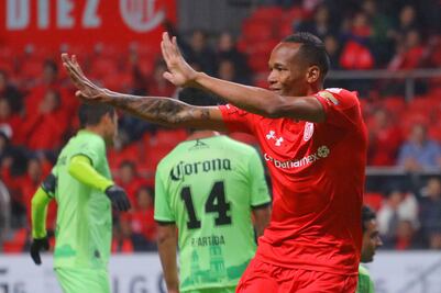 Luis Quiñones alza la mano en Toluca