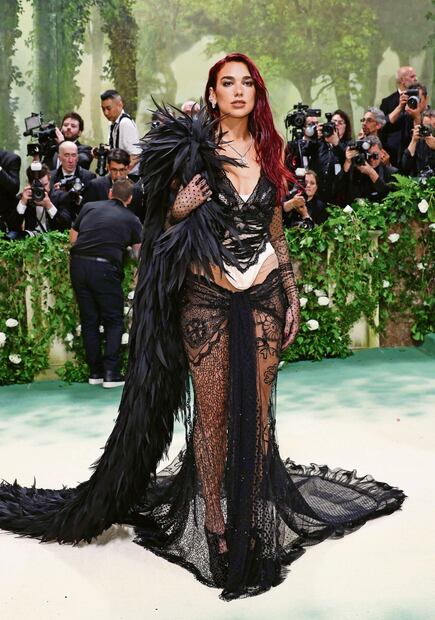 Dua Lipa apostó por un atuendo con corsé y plumas de Marc Jacobs. Foto: AFP