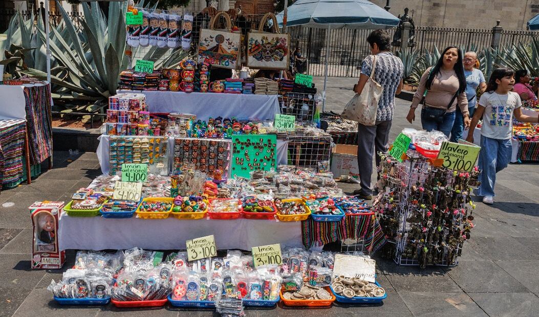 Artesanías producidas en serie se venden en los alrededores del Zócalo; así como en plazas, mercados y la Alameda Central de la Ciudad de México, el 26 de marzo de 2025. Foto: Yaretzy M. Osnaya/EL UNIVERSAL