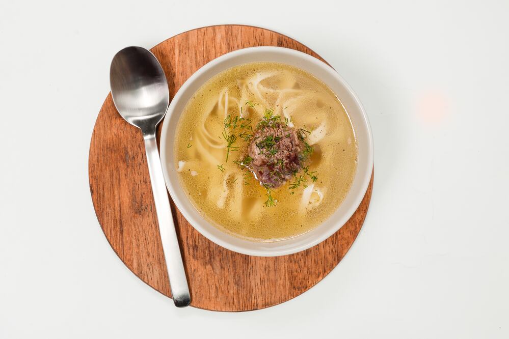 Levanta el ánimo con esta rica sopa de pollo con tallarines (foto: istock)