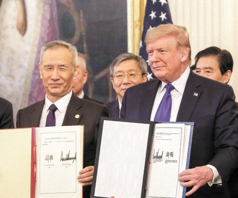 Avance s. El viceprimer ministro de China, Liu He, y el presidente de Estados Unidos, Donald Trump, firmaron la primera fase del pacto comercial. ALEX WROBLEWSKI. EFE