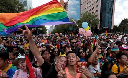 Pestañas, pelucas, cervezas y paletas con vodka animan la Marcha LGBTTTI en CDMX