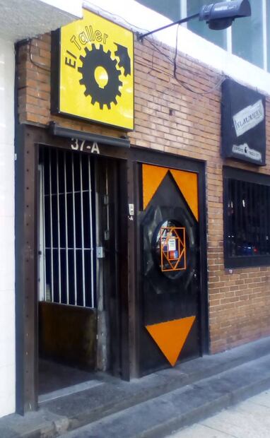 “El Taller” fue de los primeros bares gay estilo americano de la ciudad, su fundador fue el escritor Luis González de Alba y es considerado como espacio histórico para la comunidad LGBT+. Después de unos años en el abandono fue adquirido por el Corporativo Cabaré-Tito y actualmente se encuentra abierto al público. Foto: Twitter @hgbarraza / Especial.