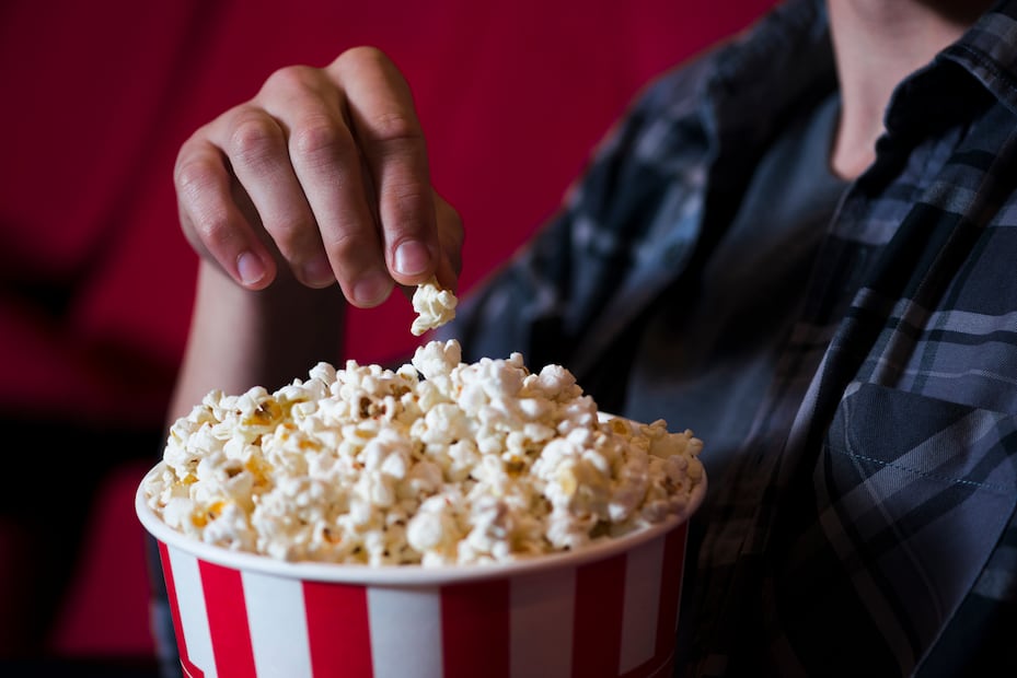 No todas las palomitas de maíz son saludables: las del cine pueden tener más sodio y grasa de lo recomendado. Foto: Freepik