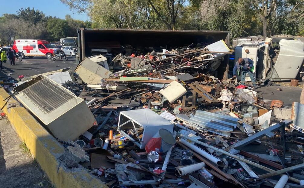 Vuelca tráiler con fierro viejo en Circuito Interior y causa caos vial en la GAM. Foto: Especial