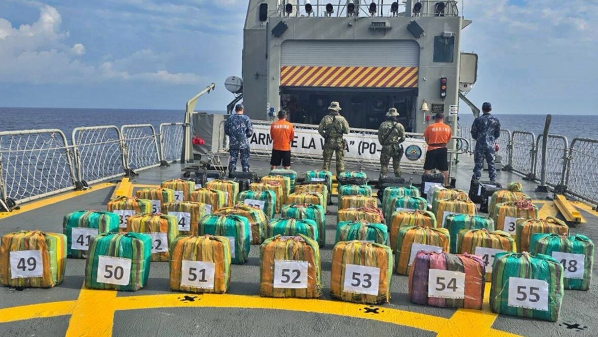 Elementos de la Secretaría de Marina aseguraron una embarcación con 55 bultos, con un peso aproximado a dos toneladas de cocaína, en inmediaciones de Barra Tonalá, Chiapas. Foto: especial