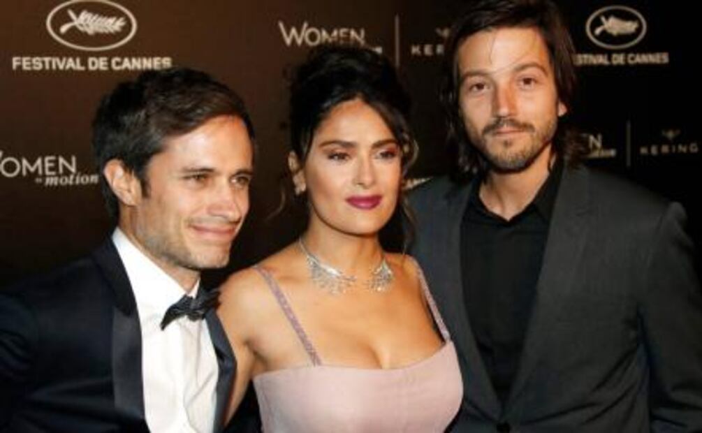 Escote de Salma Hayek vuelve a cautivar en Cannes