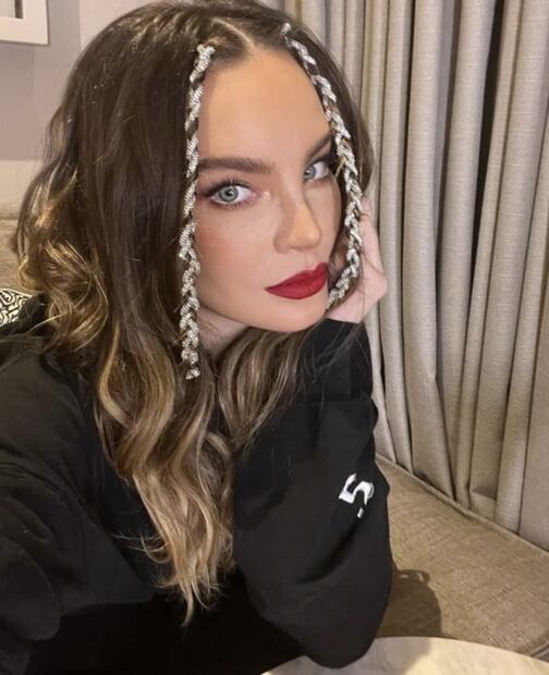 Las trenzas brillantes de Belinda serán el must de la temporada