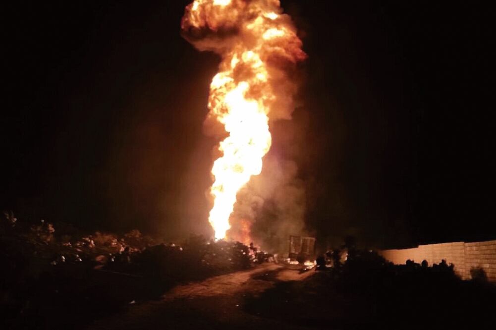 Preve nción. Unas 20 personas de la colonia Tornacuxtla, San Agustín Tlaxiaca, fueron desalojadas tras el incendio. (ESPECIAL)