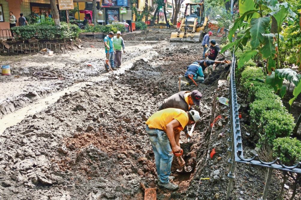 En un recorrido por la Zona Rosa se observó que las labores de los trabajadores se complican por el lodo acumulado en las calles (GERARDO SUÁREZ. EL UNIVERSAL)