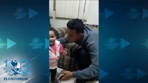  Pequeña se intenta comunicar con su padre sordomudo 