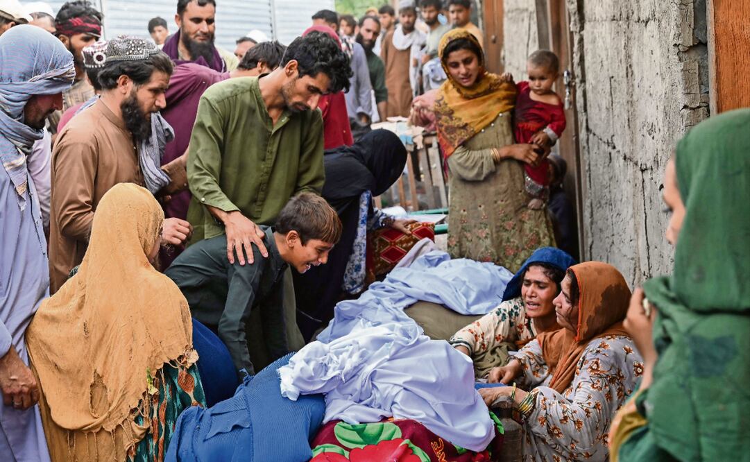 Familiares lloran sobre los cuerpos de personas que murieron por el colapso de sus viviendas, tras el sismo que impactó la provincia afgana de Kunar. Foto: Wakil Kohsar / AFP