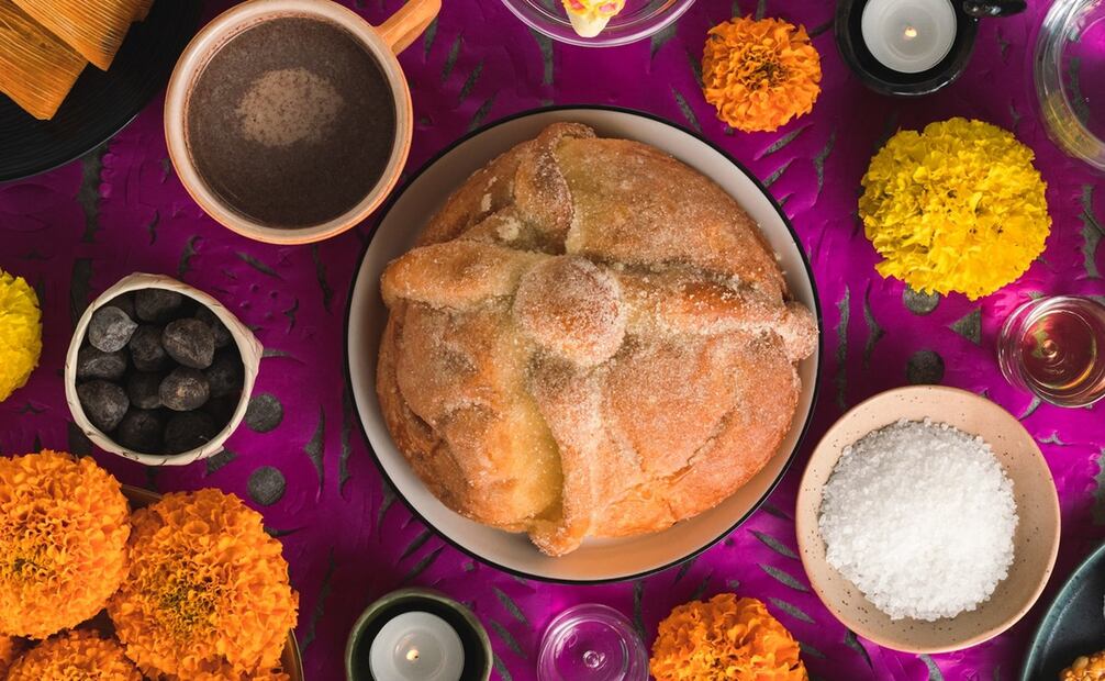 El pan de muerto tiene su origen en las culturas prehispánicas. Foto: Unsplash