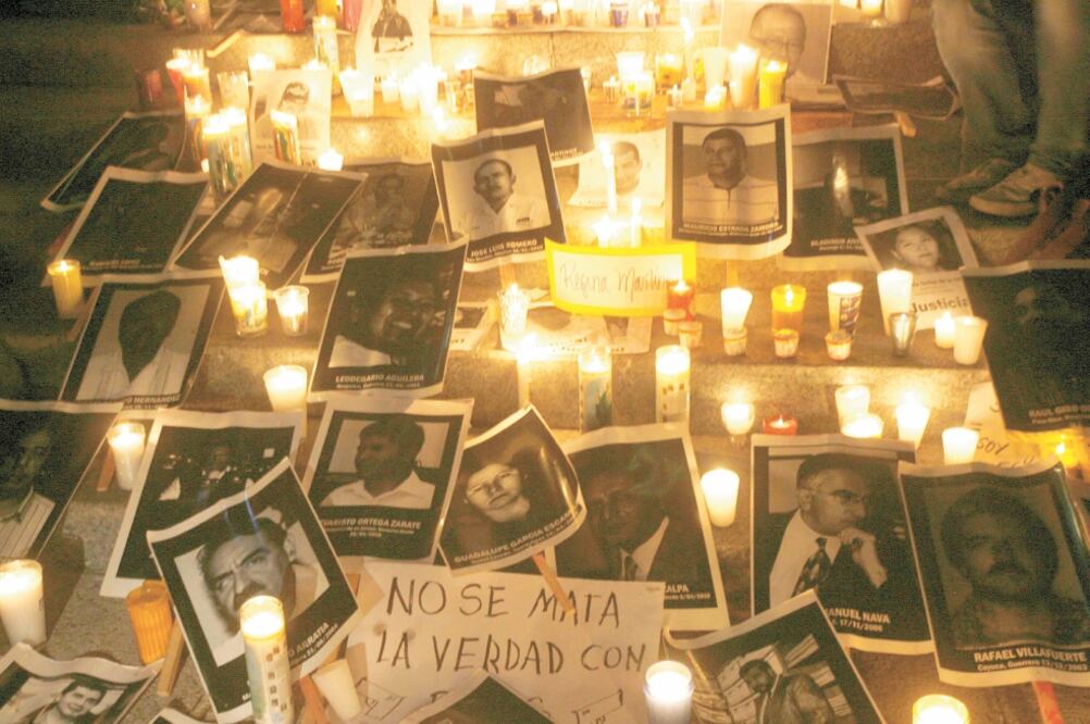 Con fotografías de periodistas asesinados, rodeadas de velas, colegas reclaman justicia para estos crímenes y exigen que no haya “ni uno más”. Foto: ARCHIVO EL UNIVERSAL