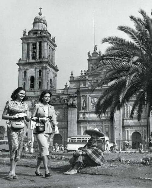 Una fotografía de febrero de 1950, antes de que las palmeras del Zócalo desaparecieran. Crédito: Juan Guzmán / Fotográfica MX.
