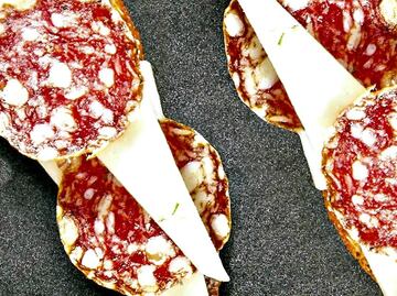 Tapa de salchichón ibérico y Manchego