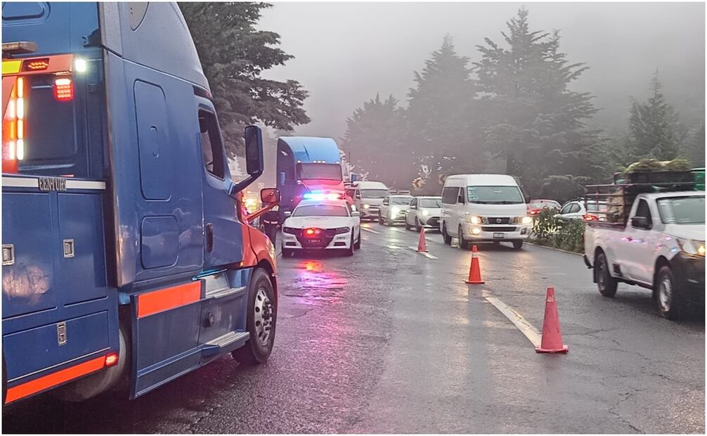 Tráiler de doble caja vuelca sobre la carretera libre México-Toluca. Foto: Especial