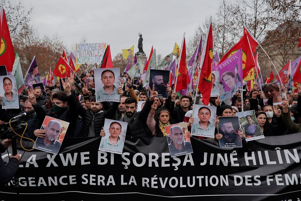 Activistas kurdos y grupos antirracismo organizan una protesta con la bandera del Partido de los Trabajadores del Kurdistán, PKK, y fotografías de las víctimas recientes en París. Foto: AP
