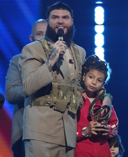 Premio Lo Nuestro: Farruko llora al recibir galardón de manos de sus hijos