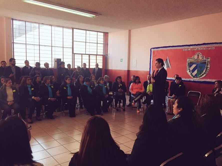 El titular de la SEP, Aurelio Nuño Mayer, visitó la escuela primaria República de Cuba, ubicada en la colonia Santa María la Ribera (Foto: @SEP_mx)