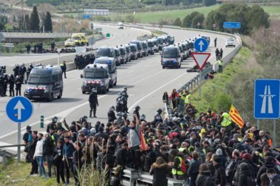 Cierran carreteras en Cataluña en protesta por el arresto de Puigdemont