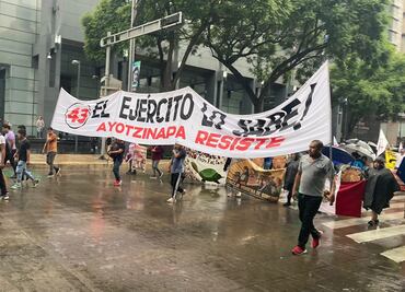 Pese a lluvia, padres de los 43 estudiantes de Ayotzinapa se manifiestan en CDMX