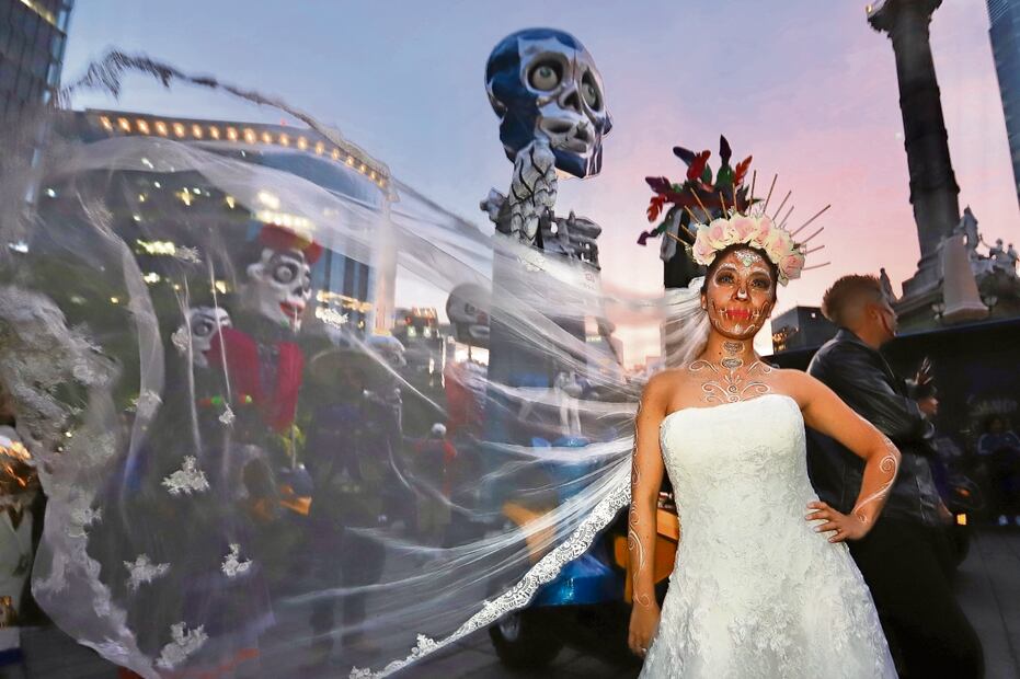 Una novia catrina, vestida de blanco, llamó la atención al inicio de la Mega Procesión. Foto: Berenice Fregoso / El Universal