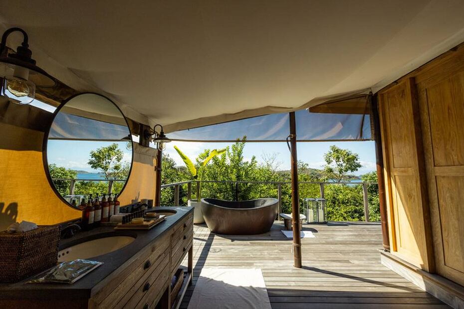 Hay tres tiendas tipo safari