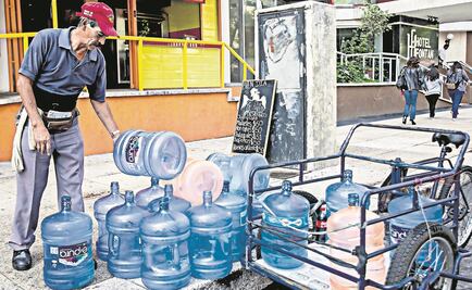 Al año, mexicanos gastan 45 mil mdp en agua embotellada: UNAM