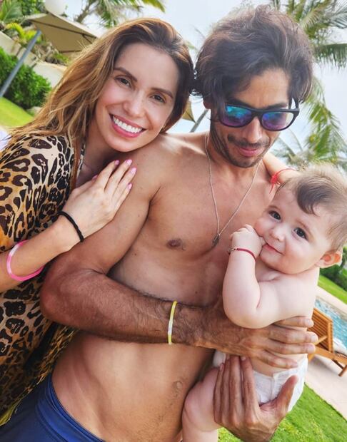 Andrea Escalona junto con su pareja, Marco Estrada, y Emilio, su único hijo.
Foto: Instagram