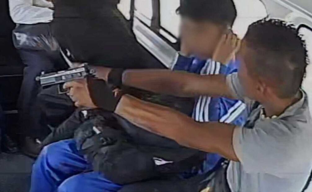 El asalto fue videograbado y difundido en redes sociales y medios de comunicación, por ello el Ministerio Público inició investigación de oficio que permitió la detención de uno de los sujetos. Foto: Especial