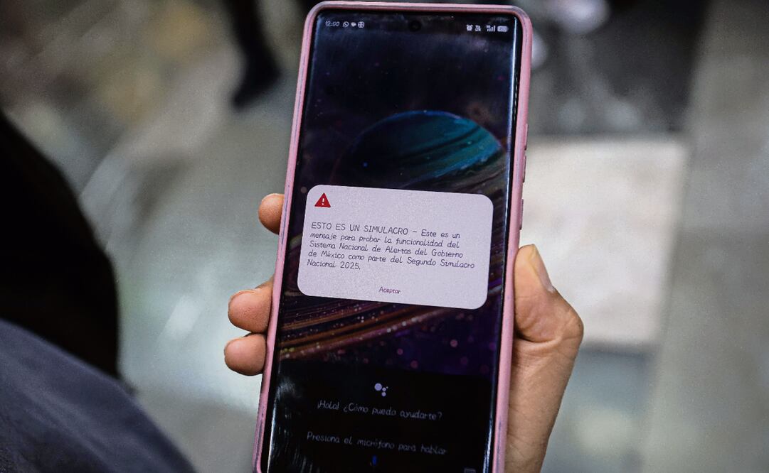 Millones de ciudadanos recibieron la alerta de simulacro en sus celulares. Foto: Gabriel Pano / EL UNIVERSAL