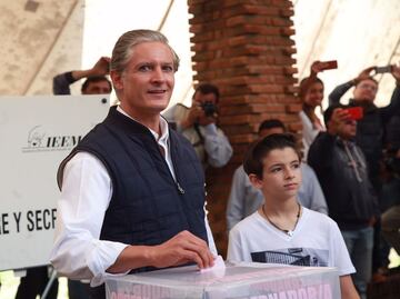 Alfredo Del Mazo emite su voto acompañado de su esposa