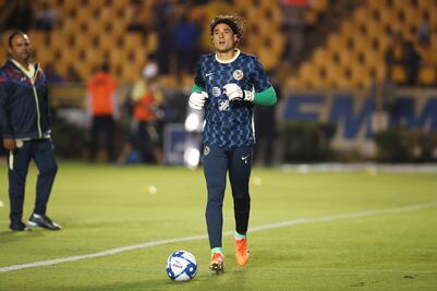 Memo Ochoa ya calienta en el estadio Universitario