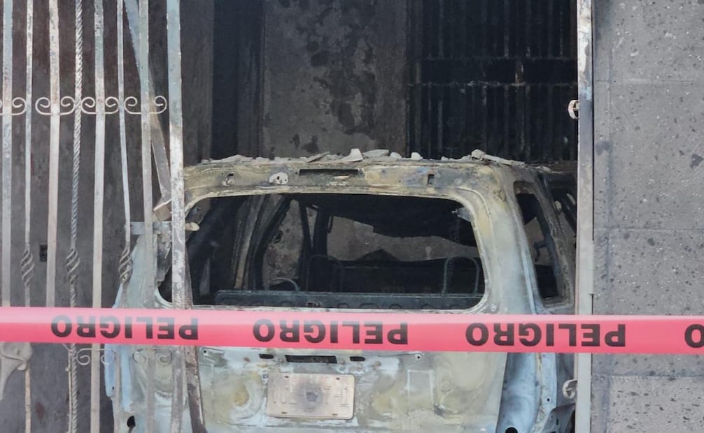 Uno de los autos resultó calcinado (03/12/2025). Foto: Cortesía